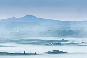 Images Dated 15th December 2020: Misty morning in the Val D Orcia, Tuscany, Italy