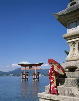 Images Dated 12th February 2008: Miyajima Island / Itsukushima Shrine / Torii Gate