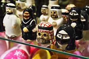 Images Dated 13th January 2015: Models of a Sheikh with a veiled woman as salt and pepper shakers, Anantara Desert