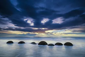 Images Dated 29th November 2016: Moeraki Boulders at Sunrise, Otago Coast, New Zealand