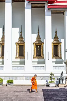 Images Dated 5th August 2020: A monk walking in Wat Pho (Temple of the Reclining Buddha), Bangkok, Thailand