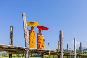 Images Dated 5th August 2020: Monks at Su Tong Pae Bridge, Mae Hong Son, Northern Thailand, Thailand