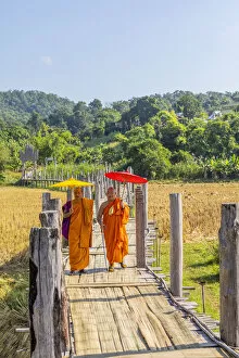 Images Dated 6th August 2020: Monks at Su Tong Pae Bridge, Mae Hong Son, Northern Thailand, Thailand