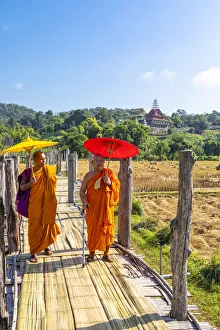 Images Dated 5th August 2020: Monks at Su Tong Pae Bridge, Mae Hong Son, Northern Thailand, Thailand