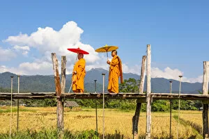 Images Dated 5th August 2020: Monks at Su Tong Pae Bridge, Mae Hong Son, Northern Thailand, Thailand