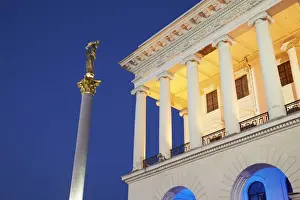 Monument to Berehynia in Independence Square (Maydan Nezalezhnosti) at dusk, KIev