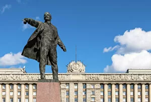 Images Dated 5th October 2022: The monument to Vladimir Lenin in front of the House of Soviets (Dom Sovetov)