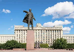 Soviet Prints: The monument to Vladimir Lenin in front of the House of Soviets (Dom Sovetov) on Moscow Square (Moskovskaya Ploshchad)