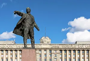 The monument to Vladimir Lenin in front of the House of Soviets (Dom Sovetov) on Moscow Square (Moskovskaya Ploshchad), Saint Petersburg, Russia