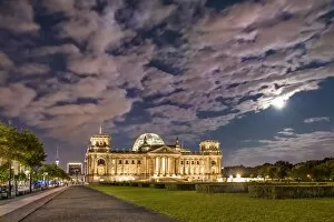 Images Dated 28th August 2015: Full moon over the Reichstag, Berlin, Germany