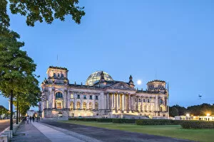 Images Dated 29th April 2016: Full moon over the Reichstag, Berlin, Germany