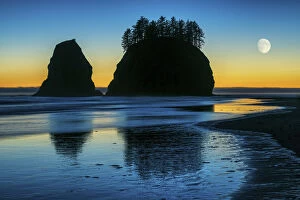 Daybreak Gallery: Full Moon over Second Beach, Olympic National Park, Washington, USA