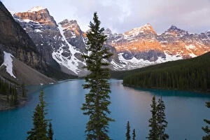 Images Dated 22nd April 2008: Moraine Lake, Banff National Park, Alberta, Canada