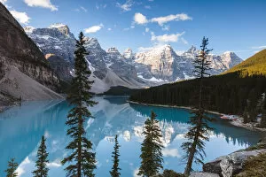 Images Dated 16th January 2018: Moraine lake at sunrise in autumn, Banff National Park, Alberta, Canada