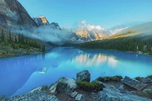 Images Dated 20th April 2023: Moraine Lake and the Valley of the Ten Peaks at sunrise. Banff National Park, Alberta, Canada