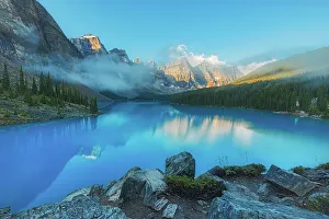 Images Dated 20th April 2023: Moraine Lake and the Valley of the Ten Peaks at sunrise. Banff National Park, Alberta, Canada