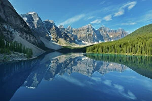 Images Dated 20th April 2023: Moraine Lake and the Wenkchemma Peaks, Banff National Park, Alberta, Canada