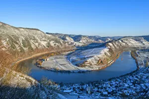 Images Dated 12th November 2021: Mosel horseshoe bend at Bremm in winter, Mosel valley, Rhineland-Palatinate, Germany