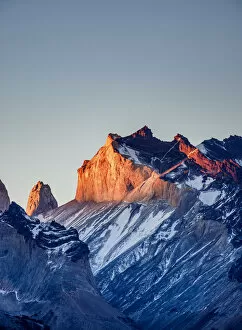 Images Dated 14th June 2018: Mount Almirante Nieto at sunset, Torres del Paine National Park, Patagonia, Chile