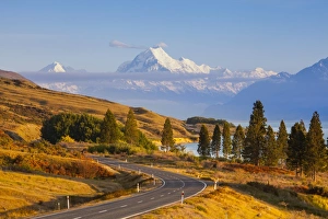 South Pacific Gallery: Mount Cook (Aoraki) illuminated at sunrise, Lake Pukaki, Mackenzie Country, Canterbury