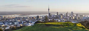 Images Dated 1st October 2013: Mount Eden volanic crater & City Skyline Auckland, North Island, New Zealand
