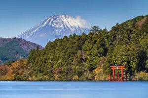 Images Dated 4th March 2020: Mount Fuji & Lake Ashino-ko, Hakone, Fuji-Hakone-Izu National Park, Japan