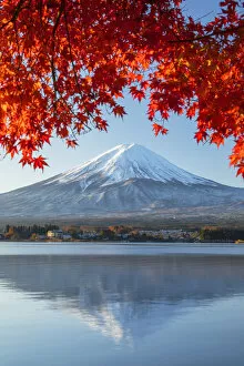 Images Dated 14th February 2020: Mount Fuji and Lake Kawaguchi at sunrise, Yamanashi Prefecture, Japan