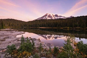 Images Dated 18th October 2018: Mount Rainier reflecting in Reflections Lake, Mount Rainier National Park, Washington