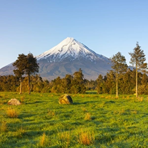 Images Dated 19th October 2013: Mount Taranaki (Egmont) illuminated at sunrise, North Island, New Zealand