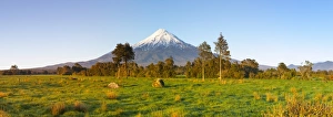 Images Dated 19th October 2013: Mount Taranaki (Egmont) illuminated at sunrise, North Island, New Zealand