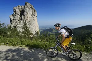 Images Dated 4th November 2014: Mountain bikers before Staffelstein, Kampenwand, Chiemgau, Upper Bavaria, Bavaria