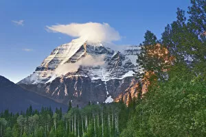 Images Dated 4th March 2021: Mountain landscape at Mount Robson - Canada, British Columbia, Fraser-Fort George