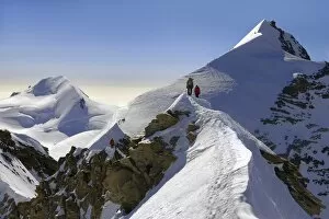 Mountaineers climbing sharp ridge of a┬Ç┬ÜAucrossing of Liskamma┬Ç┬ÜAu, (traversata dei Lyskamm) Monte Rosa