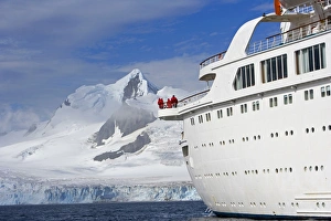 Mv Discovery Gallery: The mountains of the Livingstone Range at the stern