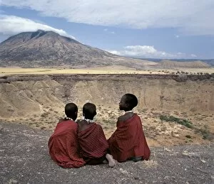 African Landscape Gallery: Three Msai girls at Shimu la Mungu