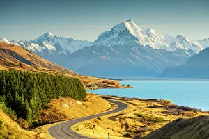 Images Dated 27th April 2016: Mt. Cook & Lake Pukaki, Petes Lookout, New Zealand