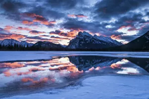 Images Dated 1st March 2017: Mt. Rundle Reflecting in Vermillion Lakes at Sunrise, Banff National Park, Alberta