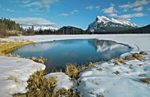 Images Dated 20th April 2023: Mt. Rundle and Vermillion Lake. Banff National Park, Alberta, Canada