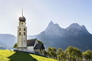 Images Dated 16th April 2020: Mt. Schlern & St. Valentin Church, Alpe di Suisi, Dolomites, Italy
