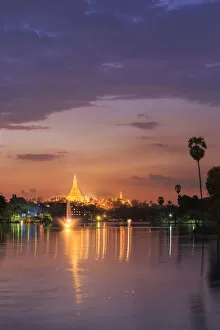 Images Dated 10th August 2015: Myanmar (Burma), Yangon (Rangoon), Shwedagon Paya (Pagoda) reflected in Kandawgyi Lake