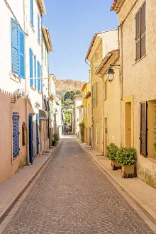 Alleyway Prints: Narrow street in Cassis, Marseille