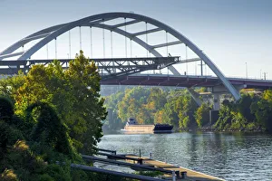 Images Dated 10th January 2017: Nashville, Tennessee, Barge, Cumberland Rive, Korean War Memorial Bridge, Gateway Bridge
