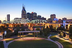Images Dated 10th January 2017: Nashville, Tennessee, Barge, Cumberland River, John Seigenthaler Pedestrian Bridge
