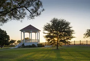 Images Dated 10th January 2017: Natchez, Mississippi, Bluff Park, Victorian Style Bandstand, Natchez Bluff Overlooking