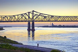 Images Dated 10th January 2017: Natchez, Mississippi, Historic Under The Hill District, Natchez-Vidalia Bridge