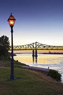 Images Dated 10th January 2017: Natchez, Mississippi, Historic Under The Hill District, Natchez-Vidalia Bridge