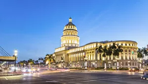 Images Dated 27th May 2020: National Capitol building (El Capitolio) in the evening, Centro Habana Province, Havana