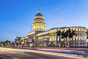 Images Dated 27th May 2020: National Capitol building (El Capitolio) in the evening, Centro Habana Province, Havana