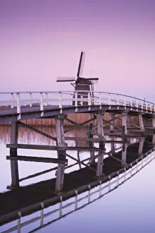 Images Dated 29th July 2016: Netherlands, Kinderdijk, Traditional Dutch windmills and bridge, dusk