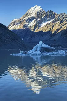 Images Dated 22nd October 2021: New Zealand, South Island, Aoraki-Mount Cook National Park, Mount Cook mountain
